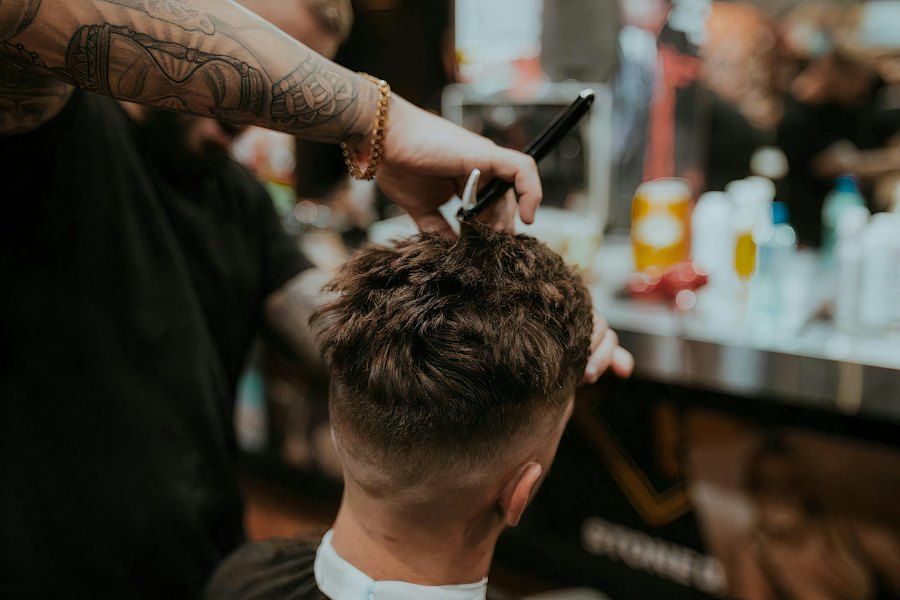 Corte clásico en barbería (foto de demostración)