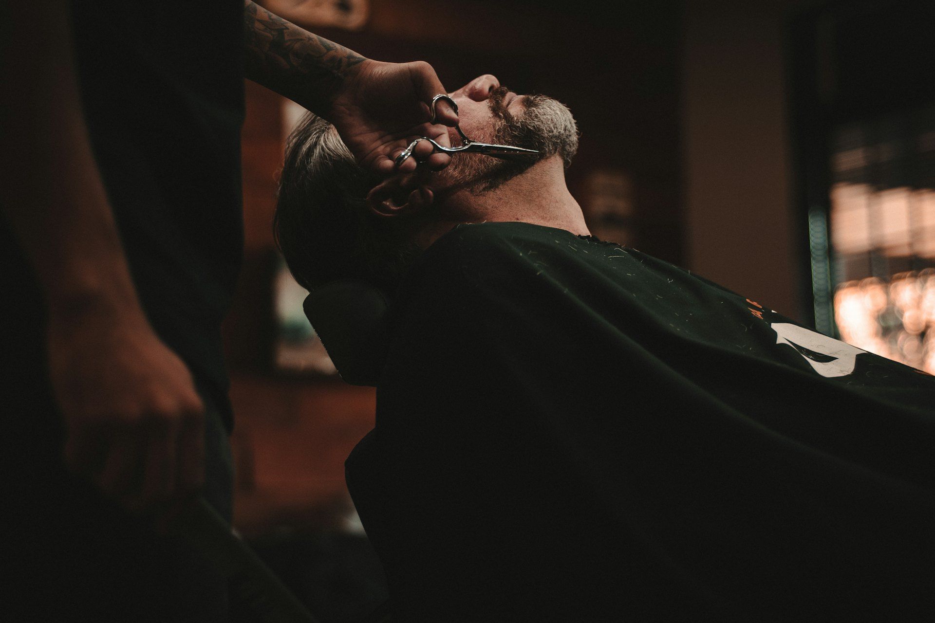 Barbero trabajando en una barbería (foto de demostración)